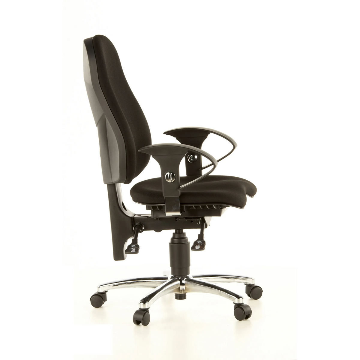 Sedia da ufficio professionale SITNESS 10 nera con braccioli e base a cinque ruote di Topstar – vista a 360° (profilo laterale 80°)