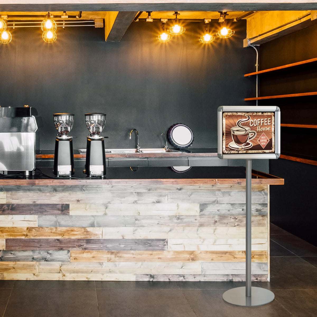 Cavalletto promozionale argentato AGENDA I con cartello Coffee House in una caffetteria di hjh OFFICE