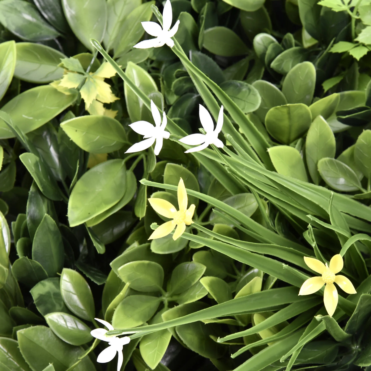 Foglie verdi con piccoli fiori bianchi e gialli del Pannello vegetale LEAFLUXE WALL 2 di hjh LIVING