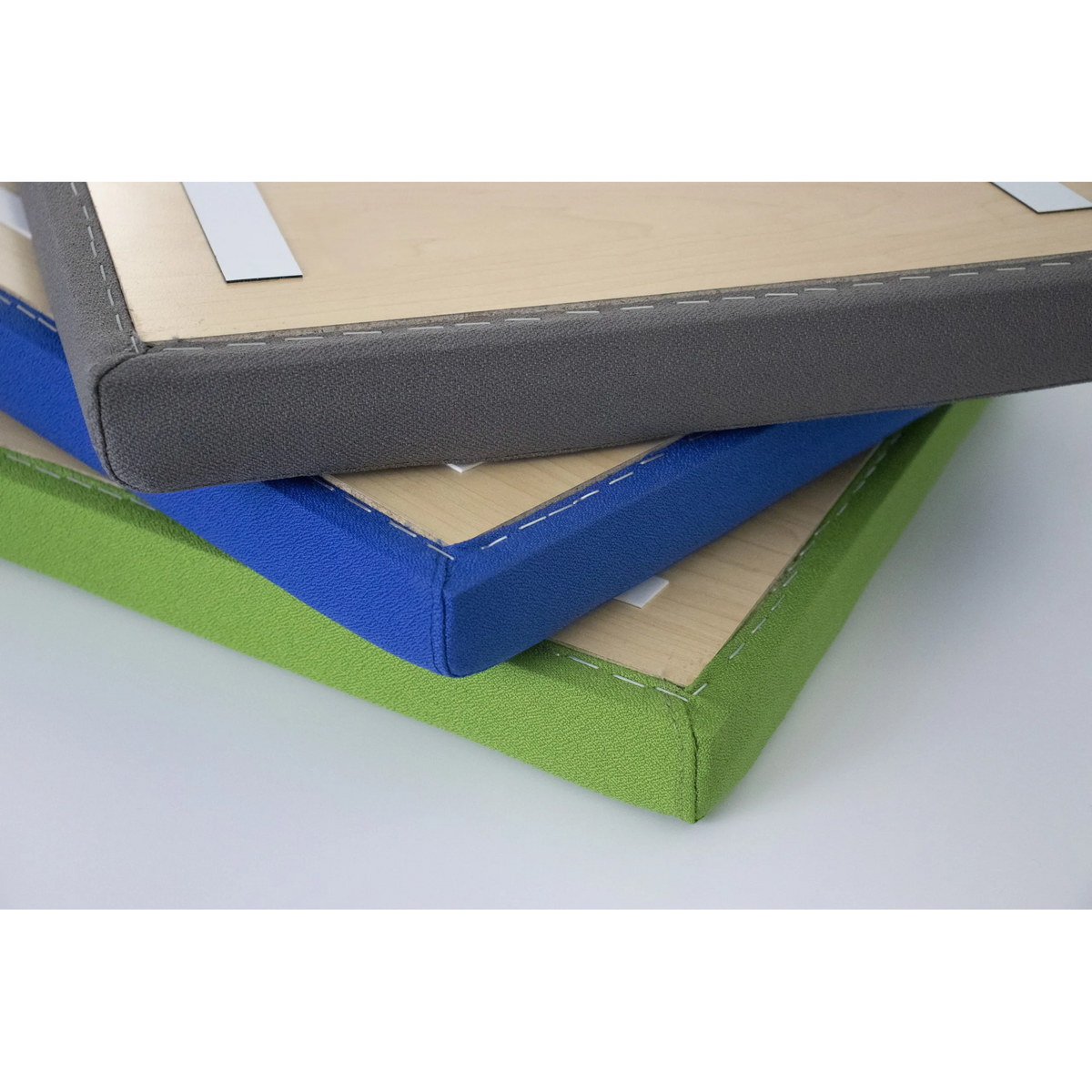 Pila di tre cuscini per seduta colorati per contenitori di accessori ACSK in grigio, blu e verde di hjh OFFICE PRO
