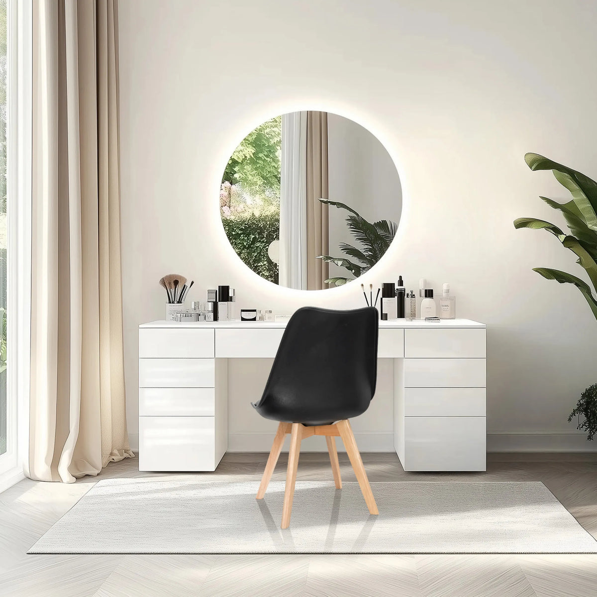 Sedia a conchiglia SCANDI 4 in nero con quattro gambe in legno chiaro davanti a un tavolo da trucco di hjh OFFICE