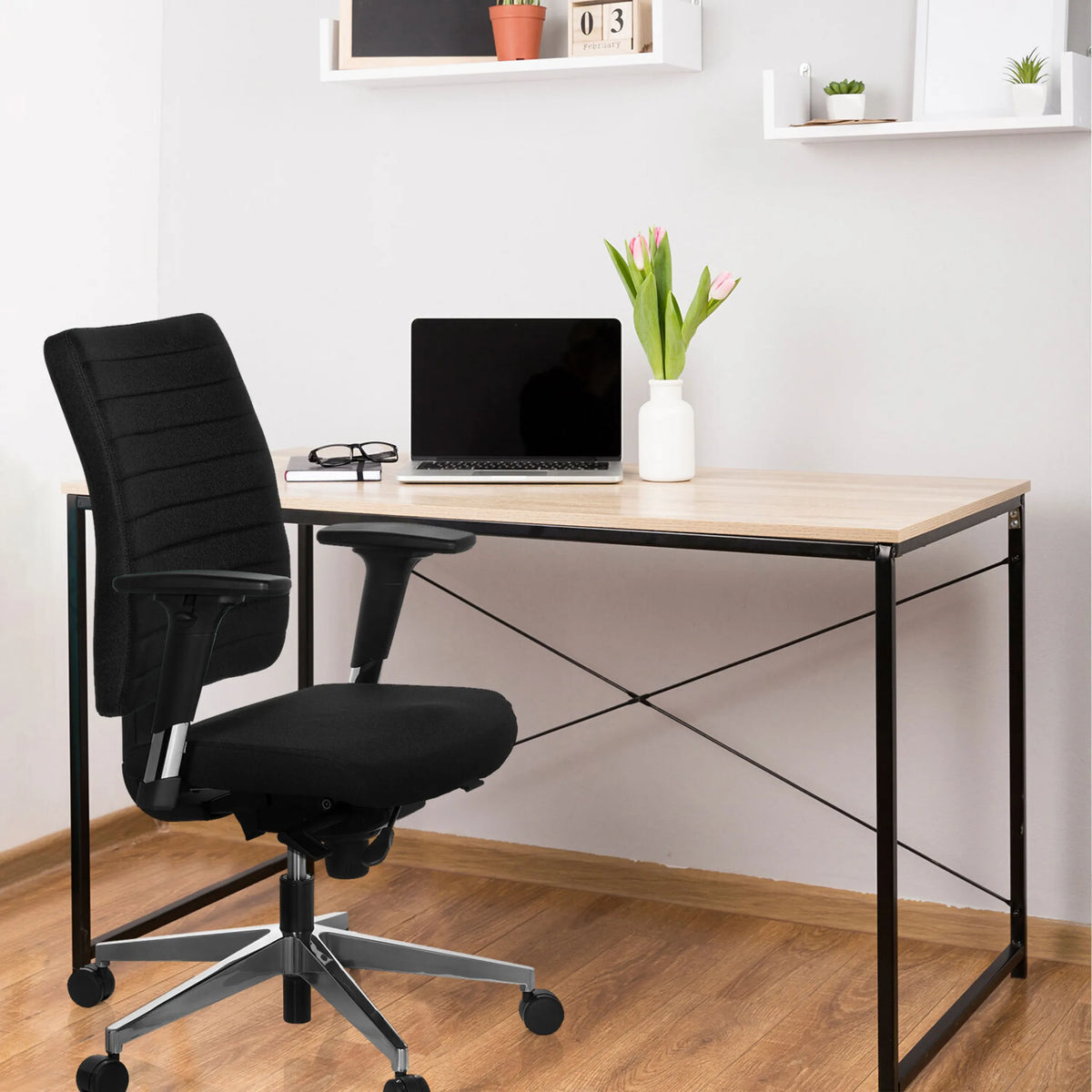 Sedia da ufficio professionale PRO-TEC 350 in nero con braccioli a una scrivania di hjh OFFICE