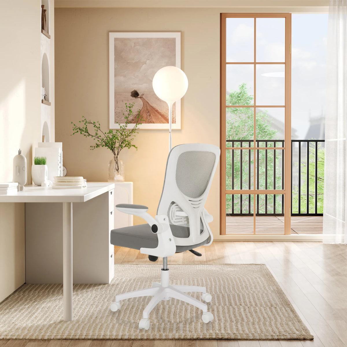 Sedia Home Office BELIO W grigia con schienale in rete e braccioli bianchi in una stanza luminosa di hjh OFFICE