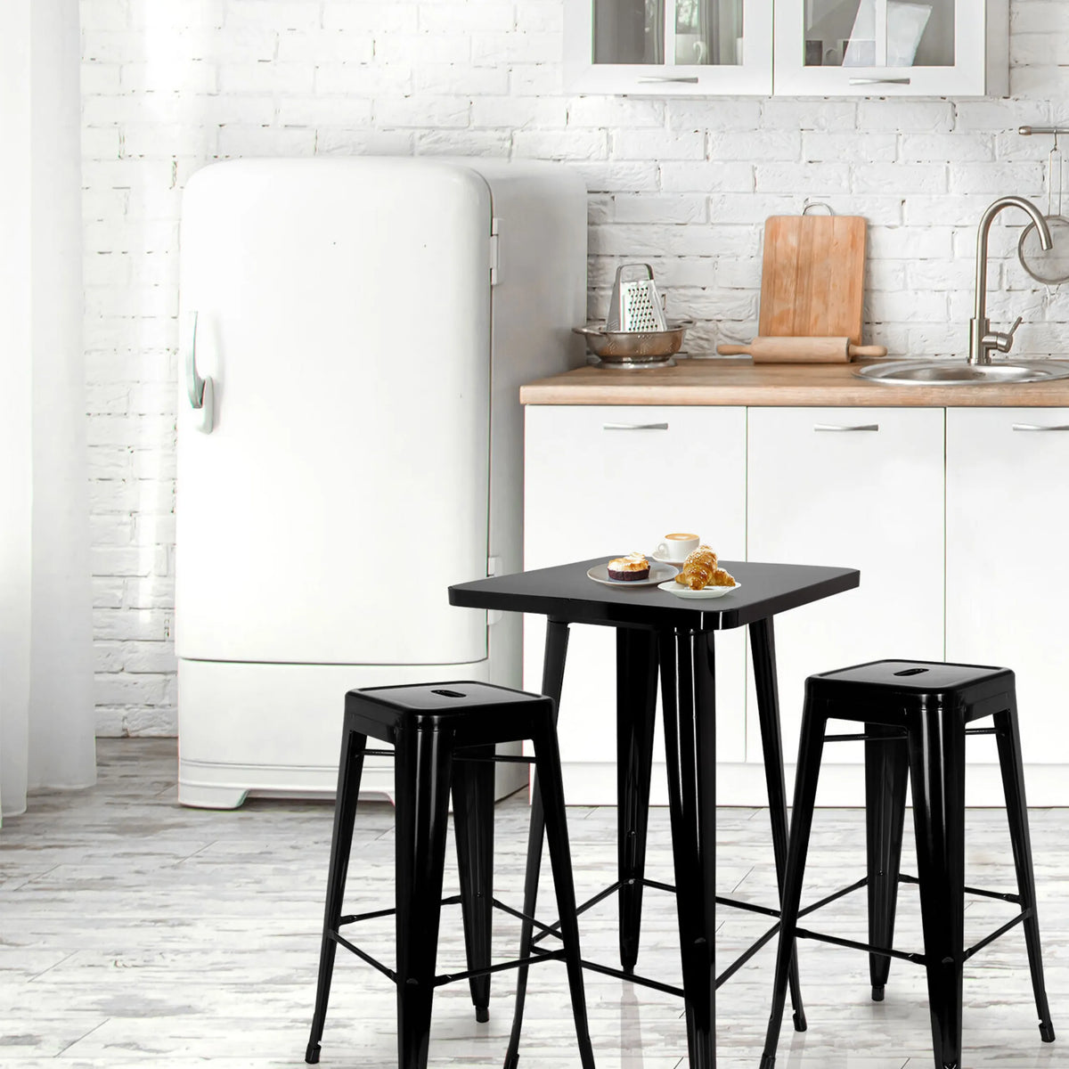 Tavolo da bar nero VANTAGGIO HIGH T con due sgabelli coordinati in una cucina di hjh OFFICE