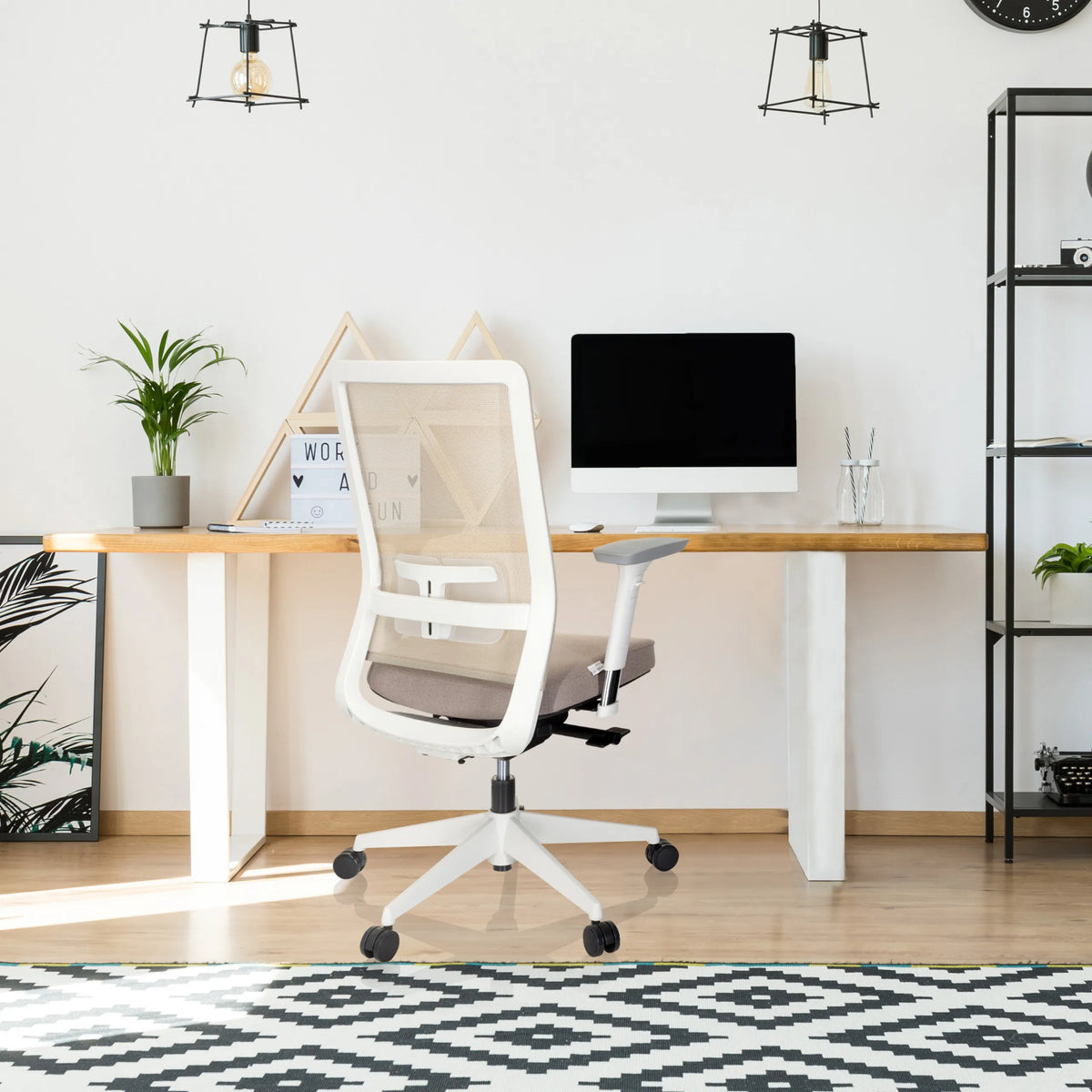 Sedia da ufficio professionale PURE WHITE beige con schienale in rete e braccioli bianchi di hjh OFFICE