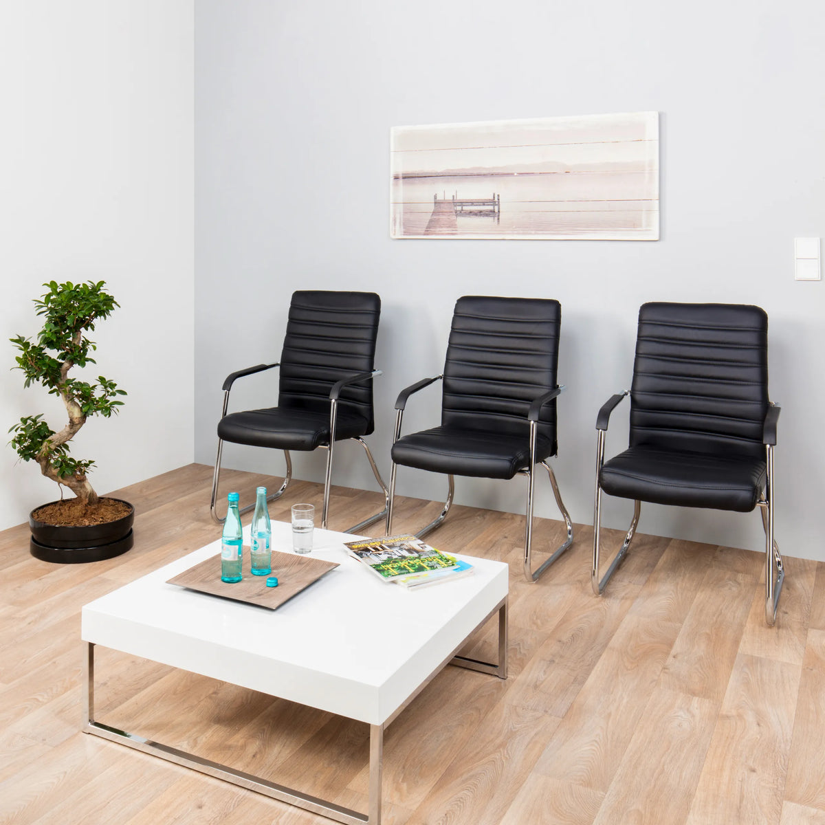 Tre sedie visitatore STEEL V nere con cuciture trasversali e braccioli in cromo di hjh OFFICE