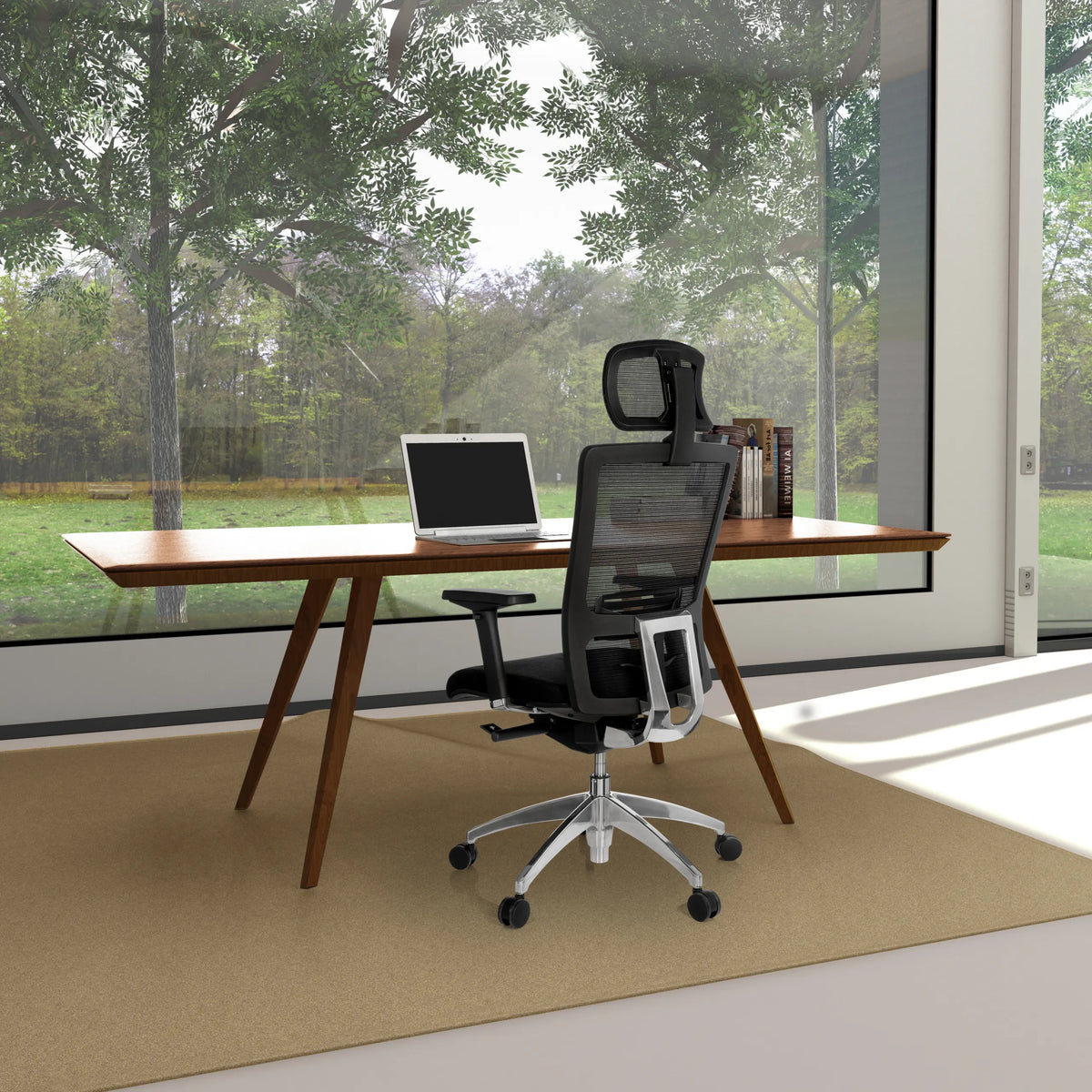Sedia da ufficio professionale ASTRA LUX nera con schienale in rete e poggiatesta a una scrivania di hjh OFFICE
