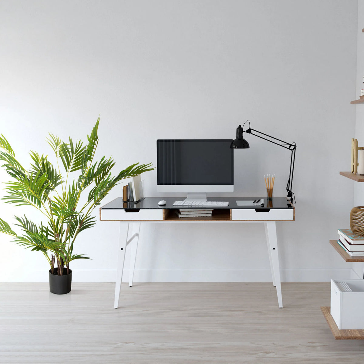 Pianta artificiale ARECA I di colore verde in un semplice vaso nero accanto a una scrivania di hjh OFFICE