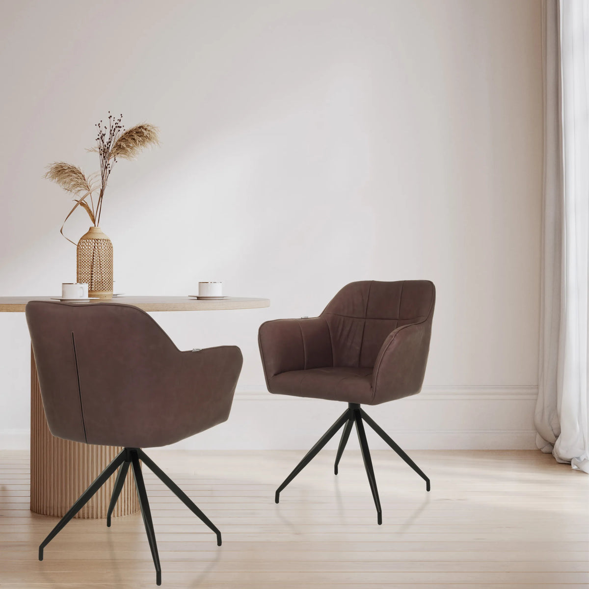 Due sedie per sala da pranzo ELVERUM SPU marrone scuro con base a stella nera a un tavolo di hjh LIVING