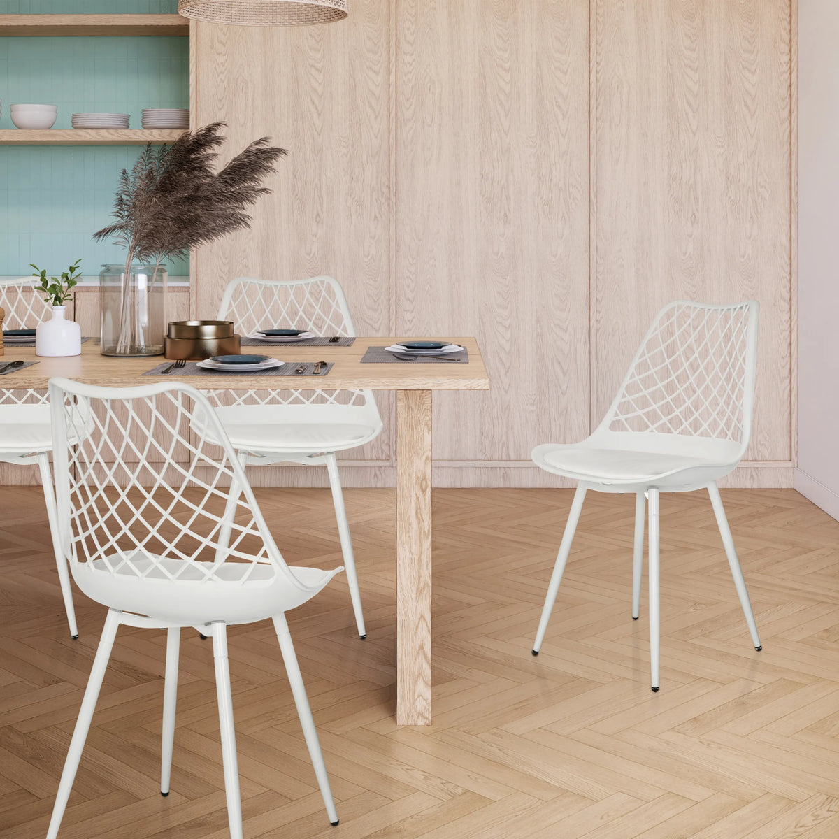 Sedia da esterno BEGIO S in bianco con schienale in rete e quattro gambe di hjh LIVING