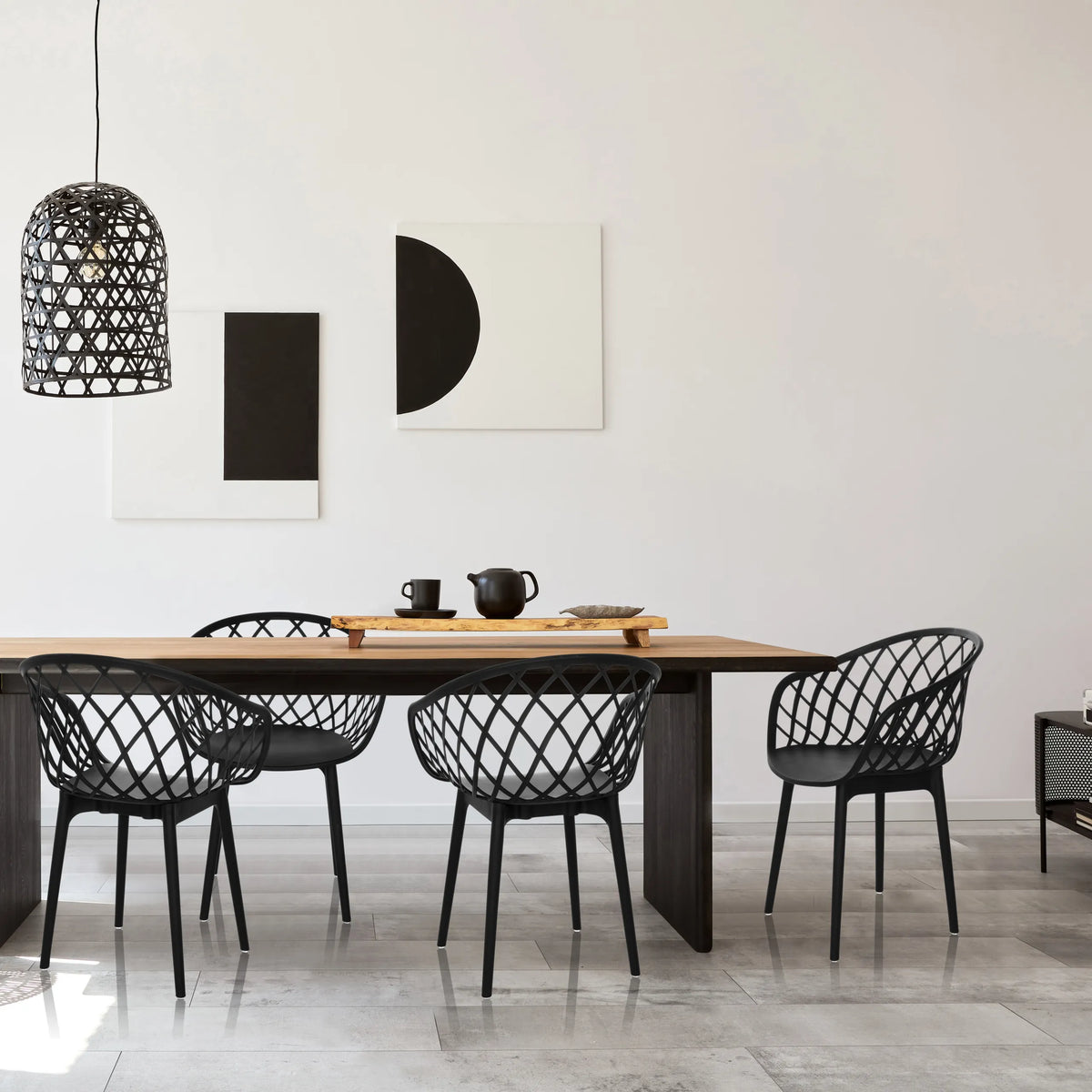Quattro sedie a conchiglia BEGIO B nere con schienale a rete a un tavolo da pranzo di hjh OFFICE