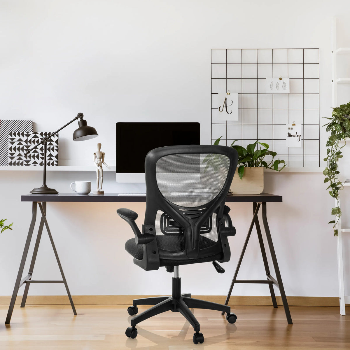 Sedia Home Office BELIO nera con schienale in rete e braccioli di hjh OFFICE