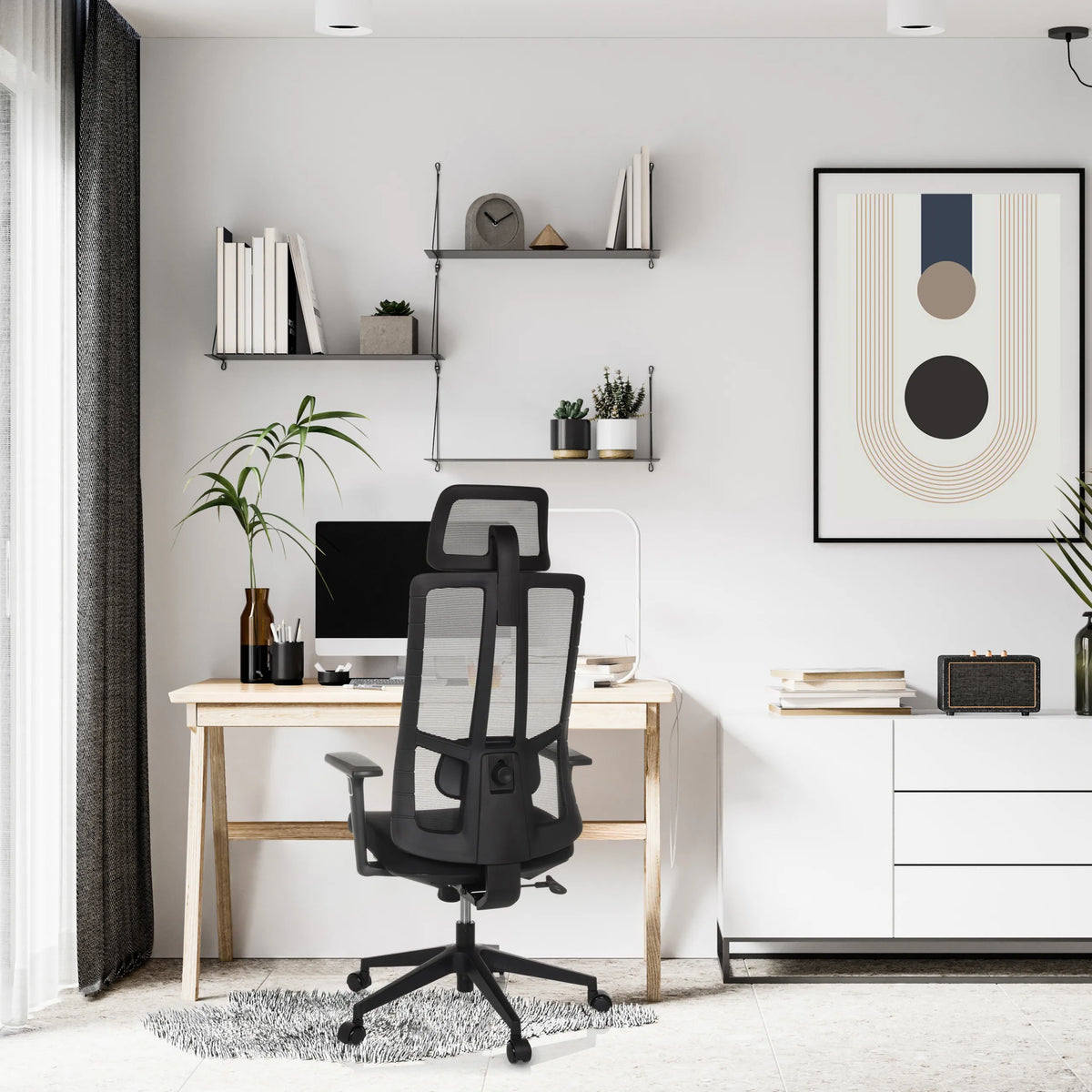 Sedia da ufficio professionale TRAMORE nera con schienale in rete e rotelle in un ufficio domestico luminoso di hjh OFFICE