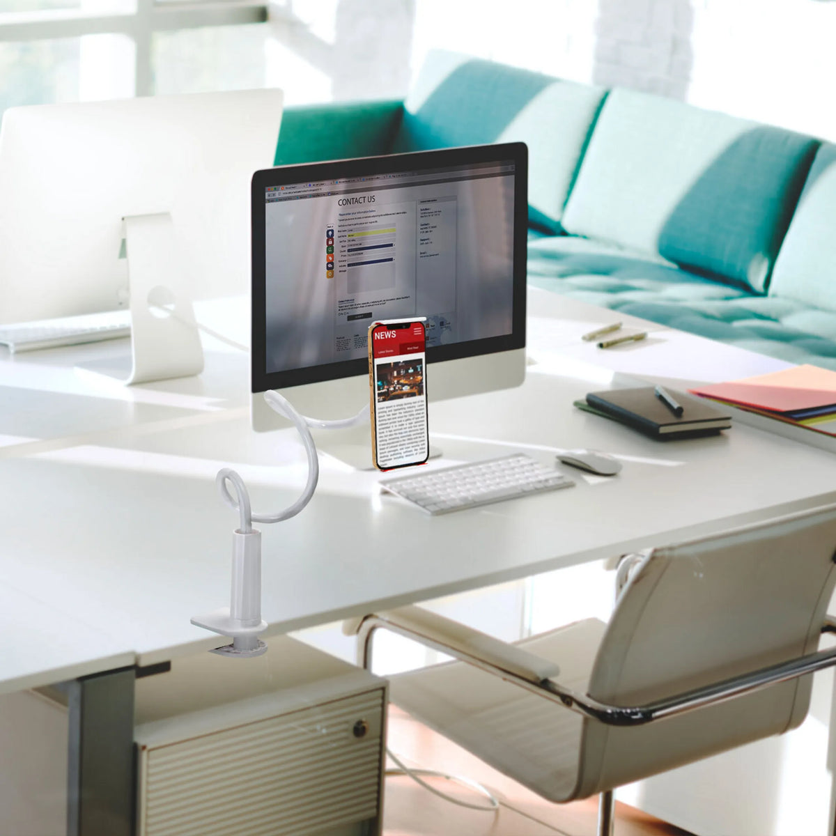 Supporto per cellulare e tablet FLEXMOBI I bianco su una scrivania con uno smartphone di hjh OFFICE
