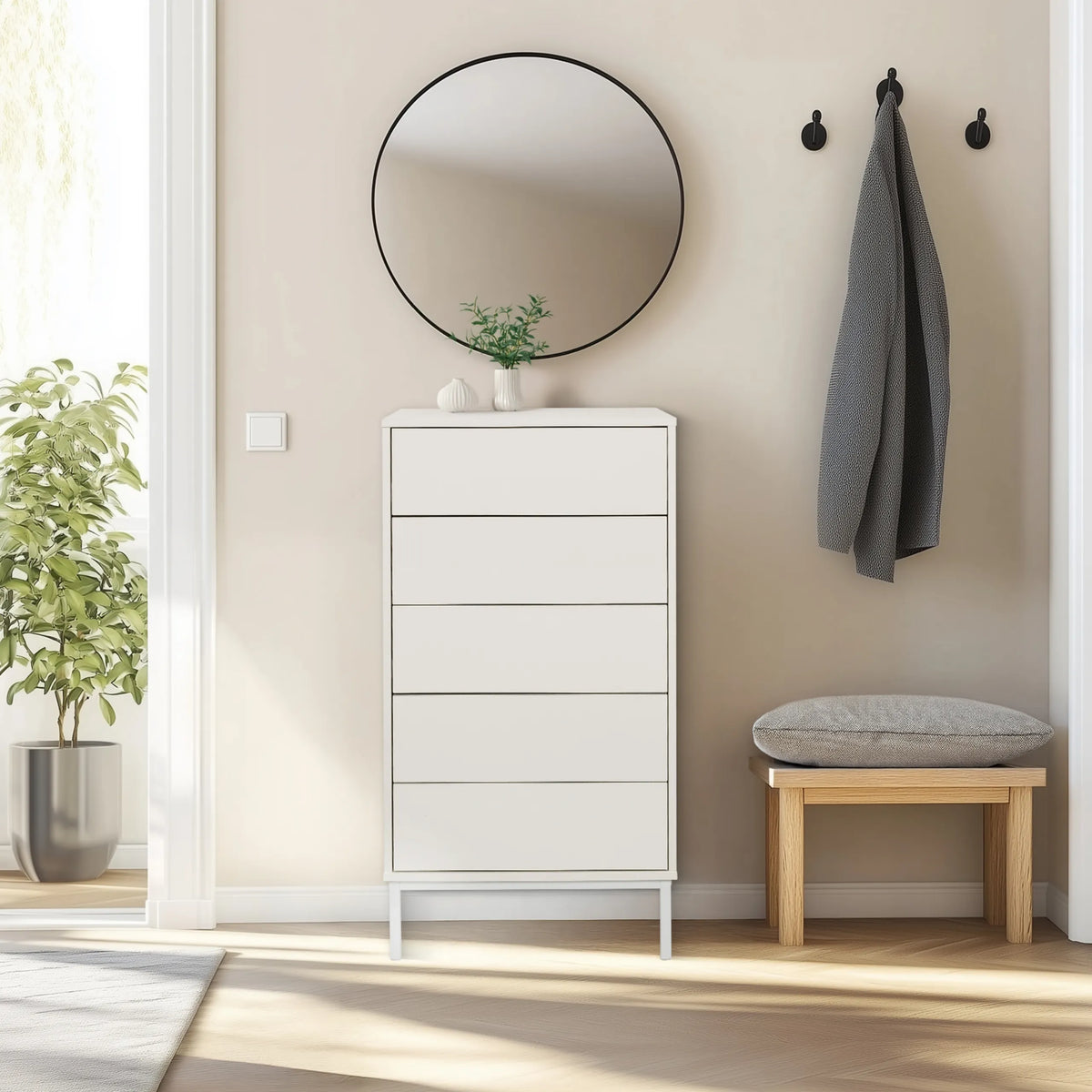 Cassettiera bianca BJORDAL con cinque cassetti in una stanza luminosa di hjh LIVING