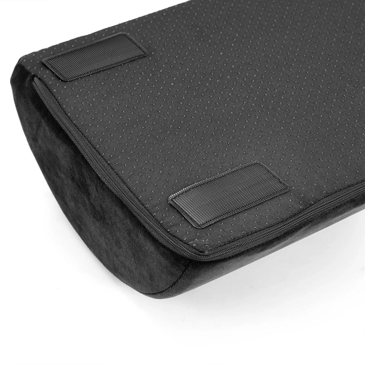 Dettaglio della superficie tessile nera con chiusure in velcro del Poggiapiedi Podi Velvet 1 di hjh OFFICE