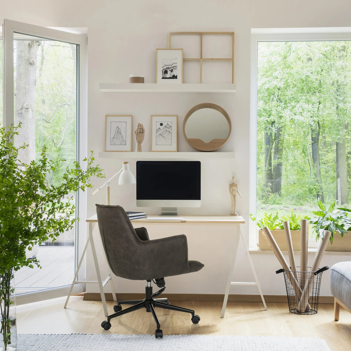 Sedia Home Office SOLAO LIFE in grigio scuro a una scrivania bianca di hjh LIVING