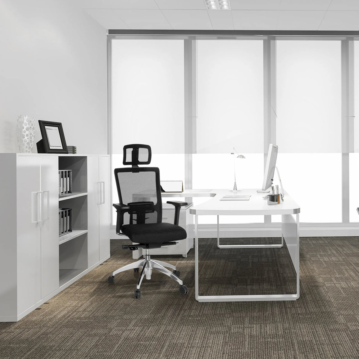 Sedia da ufficio professionale ASTRA LUX nera con schienale in rete e poggiatesta di hjh OFFICE