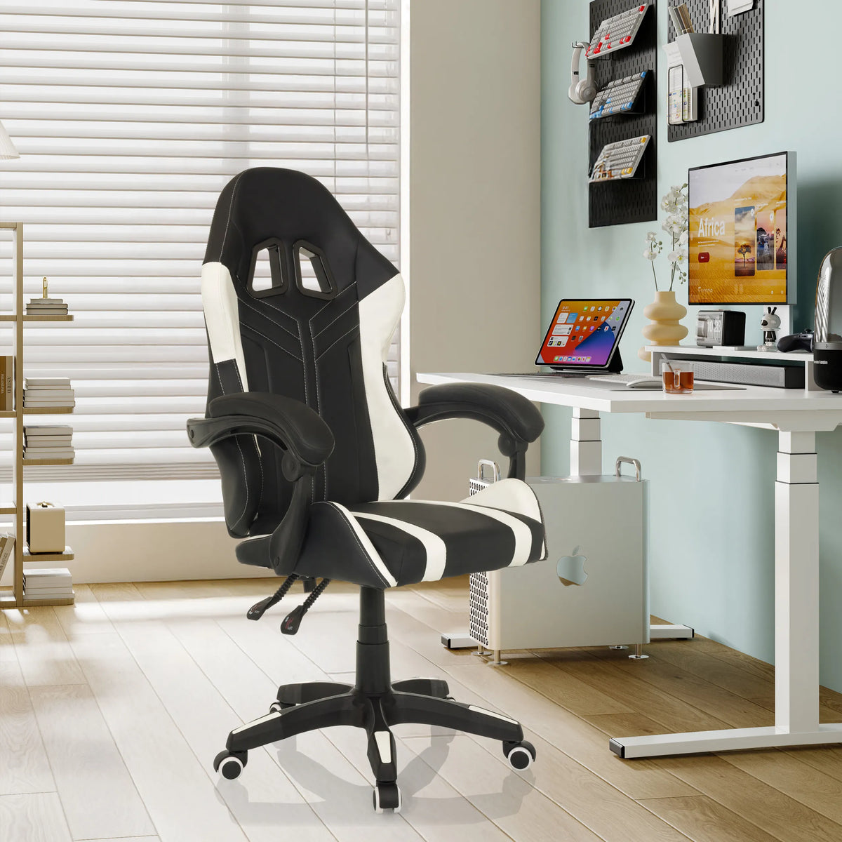 Sedia da gaming GAMEBREAKER W02 in nero e bianco con braccioli e ruote in un moderno ufficio in casa di MyBuero