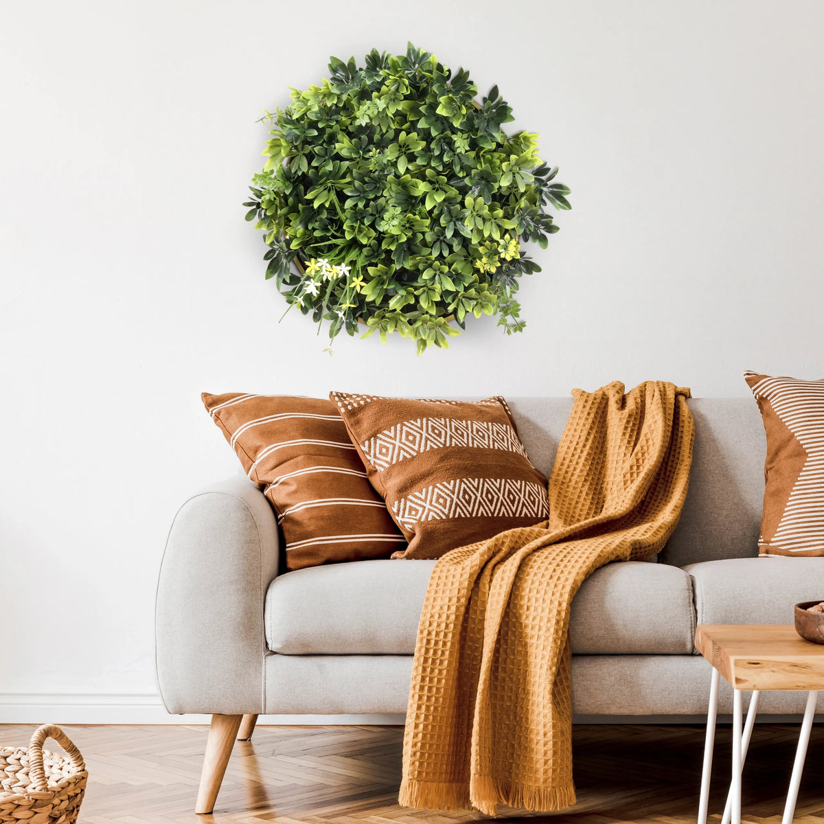 Pannello vegetale verde LEAFLUXE WALL 2 come decorazione murale circolare sopra un divano di hjh LIVING