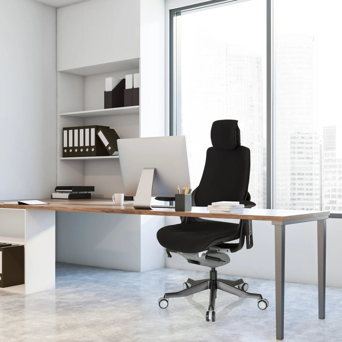 Sedia da ufficio professionale SPEKTRE BLACK nera con poggiatesta e rivestimento in tessuto a una scrivania di hjh OFFICE