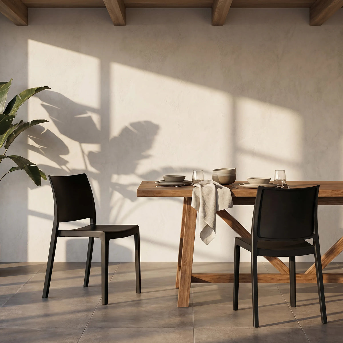 Due sedie da esterno nere T37 V 4 a un tavolo di legno in una stanza luminosa di hjh LIVING