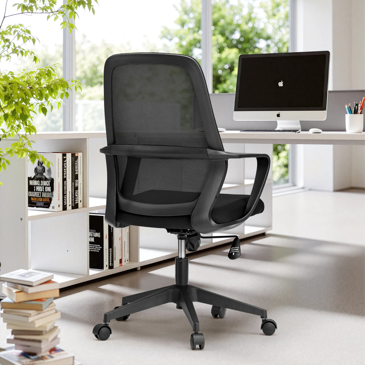 Sedia Home Office Explorer nera con schienale in rete e braccioli di MyBuero
