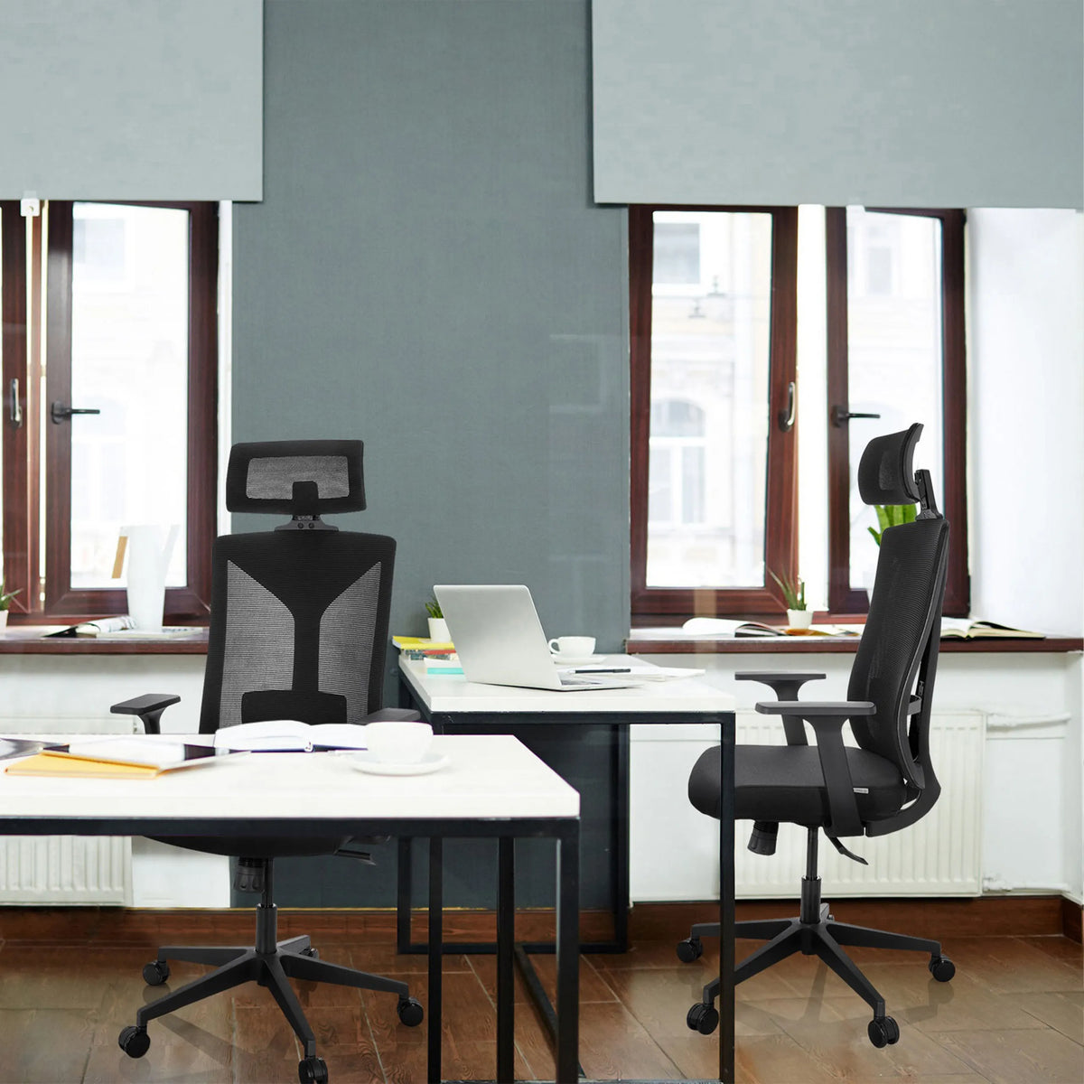 Due sedie da ufficio professionali nere KODIAK con schienale in rete a scrivanie bianche di hjh OFFICE