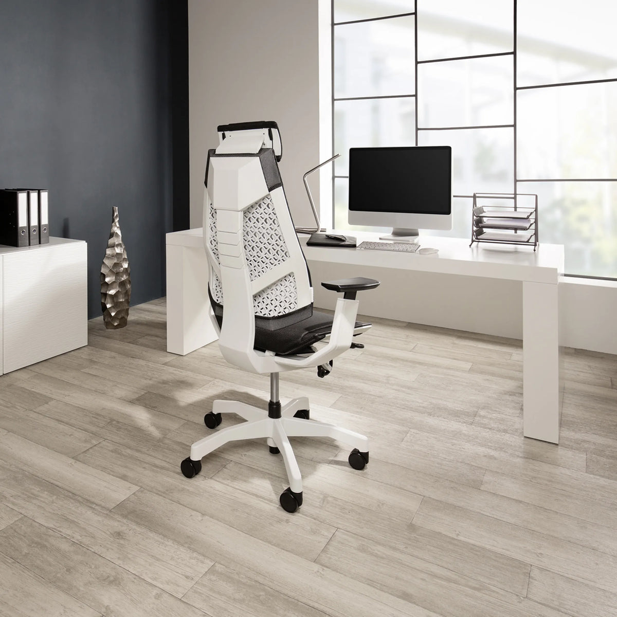 High-end Sedia da ufficio GENIDIA PRO WHITE in nero con telaio bianco e schienale in rete di hjh OFFICE