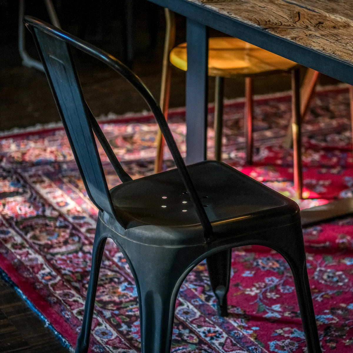 Sedia bistro VANTAGGIO BRUSH in metallo nero con schienale curvo di hjh OFFICE