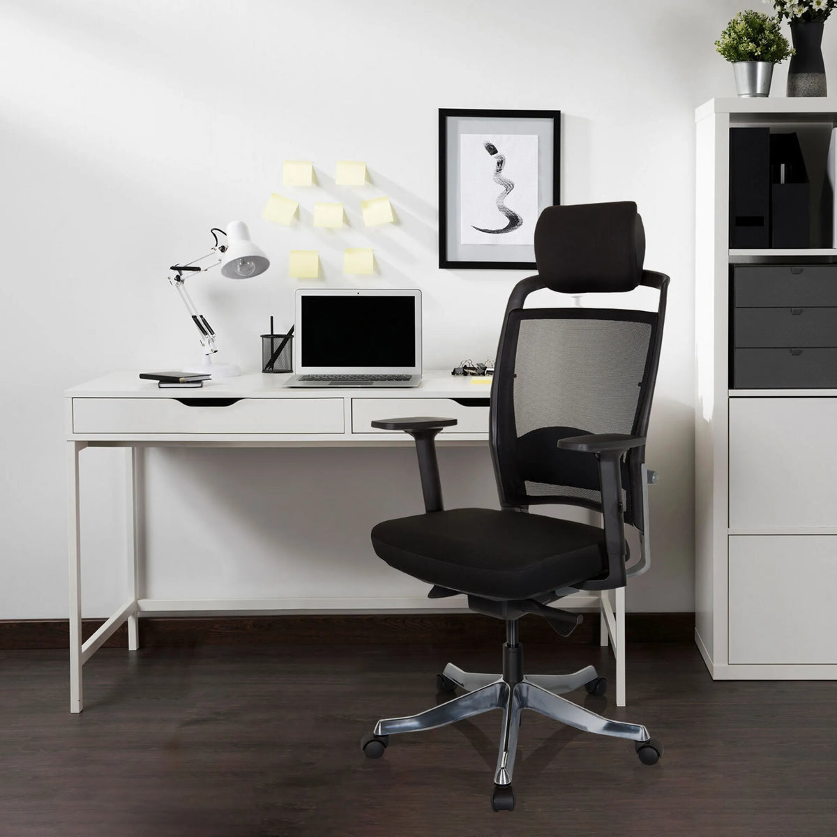 Sedia da ufficio professionale IKAST I nera con schienale in rete, poggiatesta e braccioli di hjh OFFICE