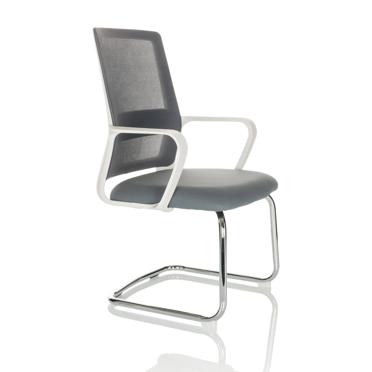 Sedia a sbalzo VISITER W grigia con schienale in rete, braccioli e struttura cromata di hjh OFFICE – vista a 360° (vista frontale a tre quarti 60°)