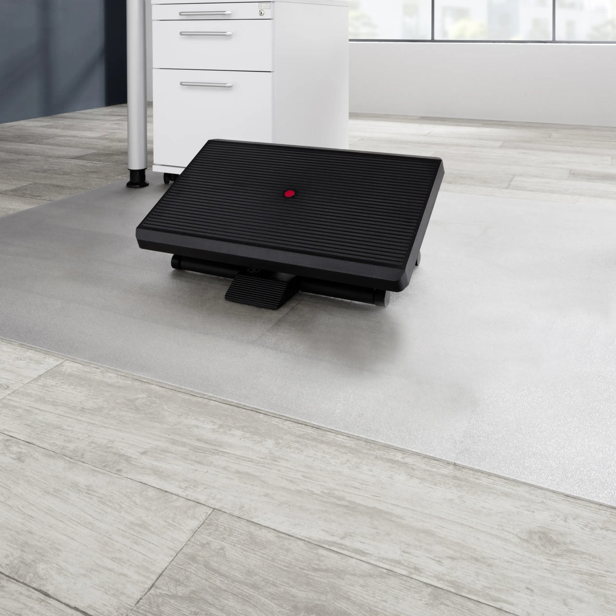 Poggiapiedi PIEDINO STRIPE PRO nero con superficie zigrinata e pulsante rosso di hjh OFFICE