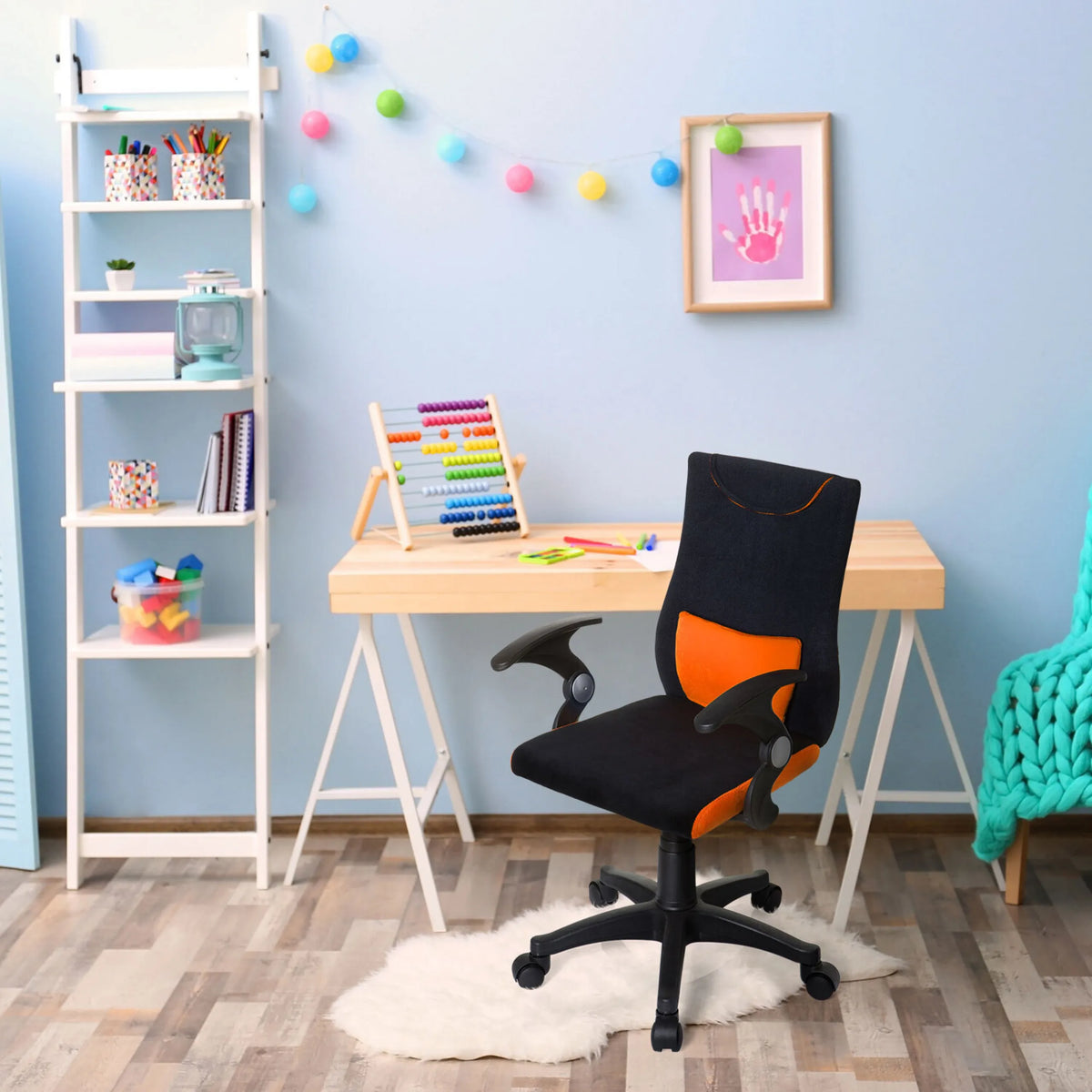Sedia girevole per bambini KIDDY PRO AL in nero-arancione con braccioli e rotelle di hjh OFFICE