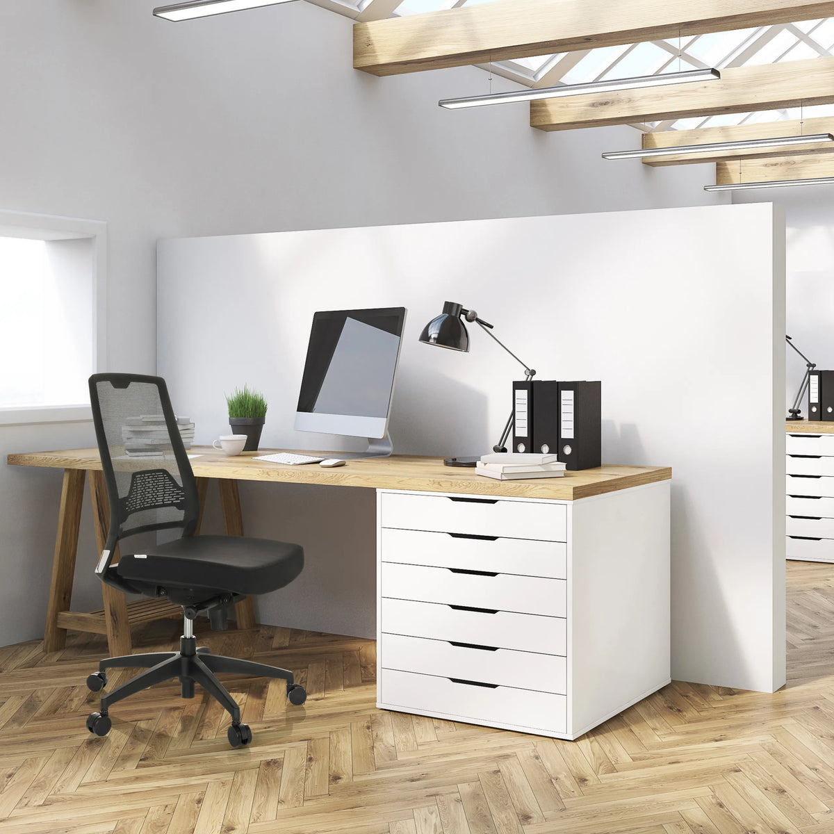 Sedia da ufficio professionale PORTO ECO I in nero con schienale in rete a una scrivania di hjh OFFICE