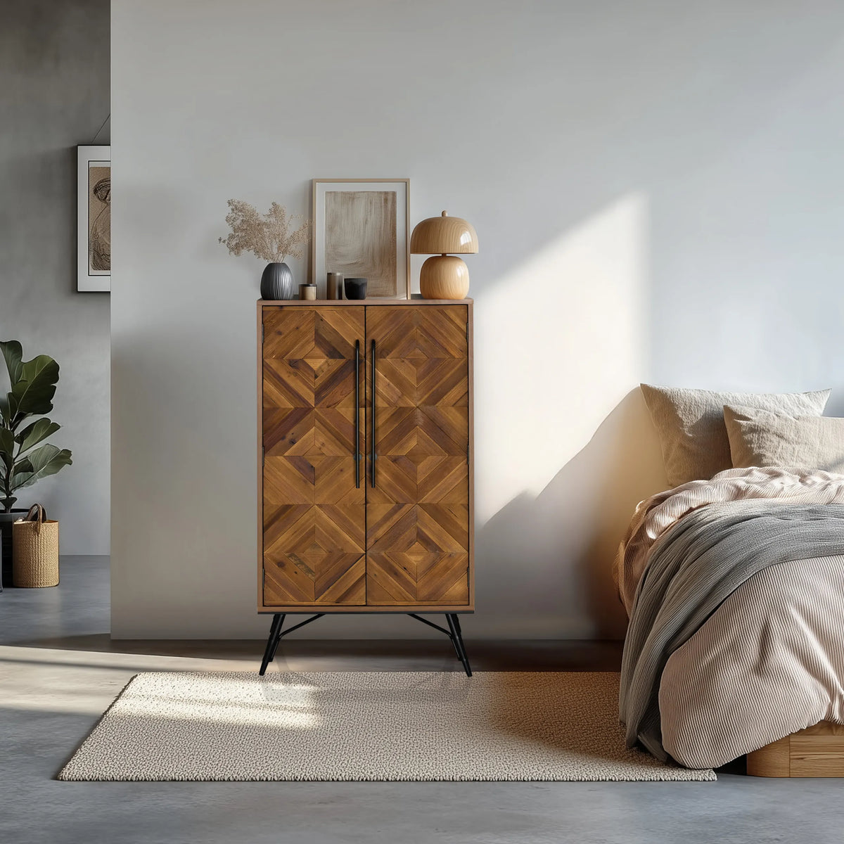 Cassettiera SANTJAGO WOOD HIGH in legno marrone scuro con motivo geometrico e piedi in metallo nero di hjh LIVING