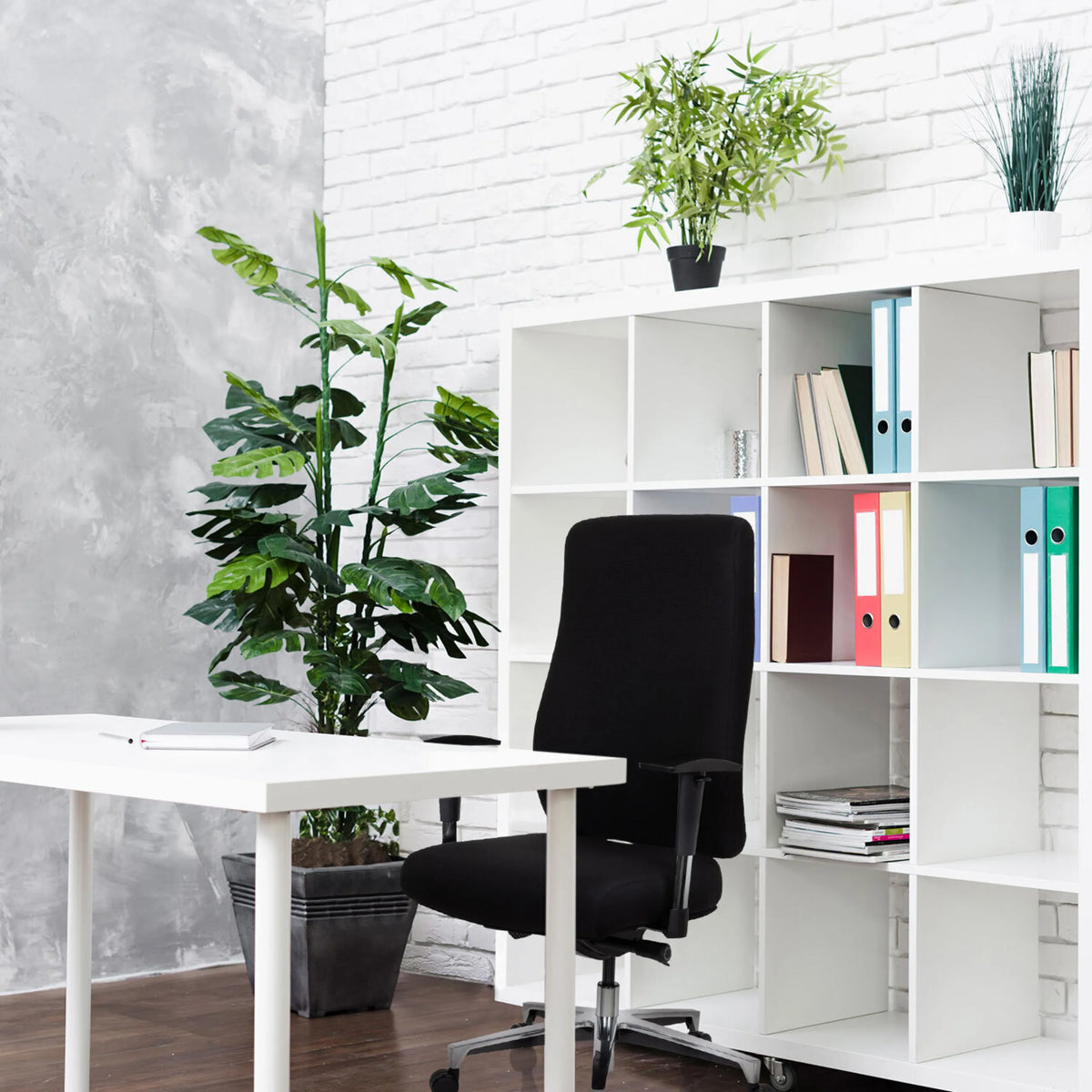 Sedia da ufficio professionale FORCOM nera davanti a uno scaffale bianco e una scrivania bianca di hjh OFFICE