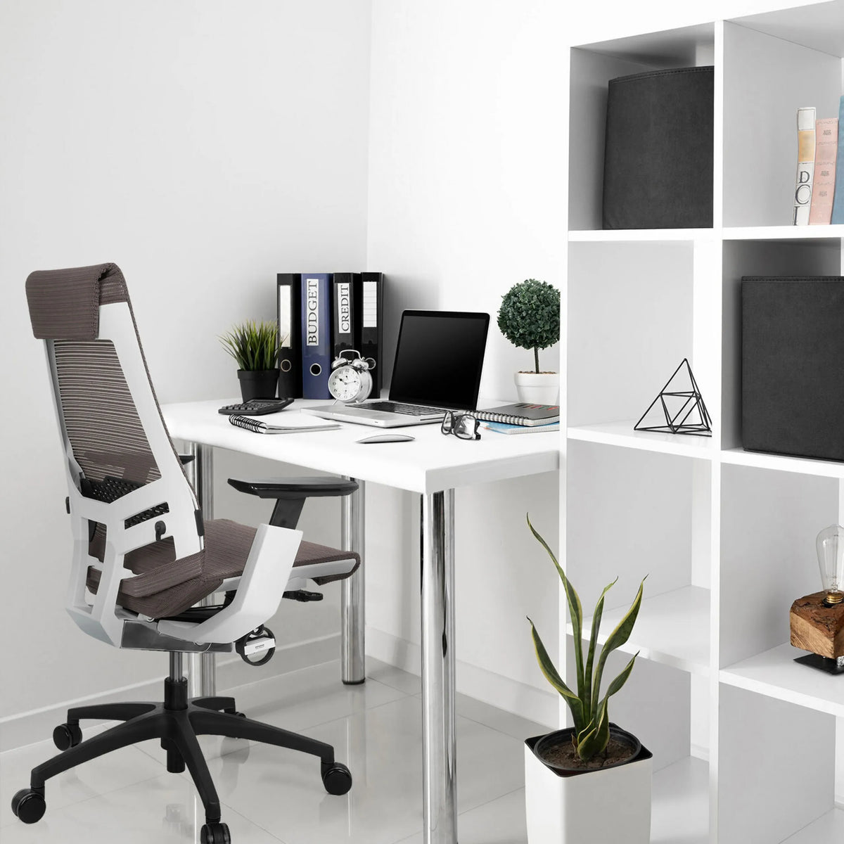 Sedia da ufficio professionale GENIDIA SMART WHITE con rivestimento in rete grigia e telaio bianco di hjh OFFICE