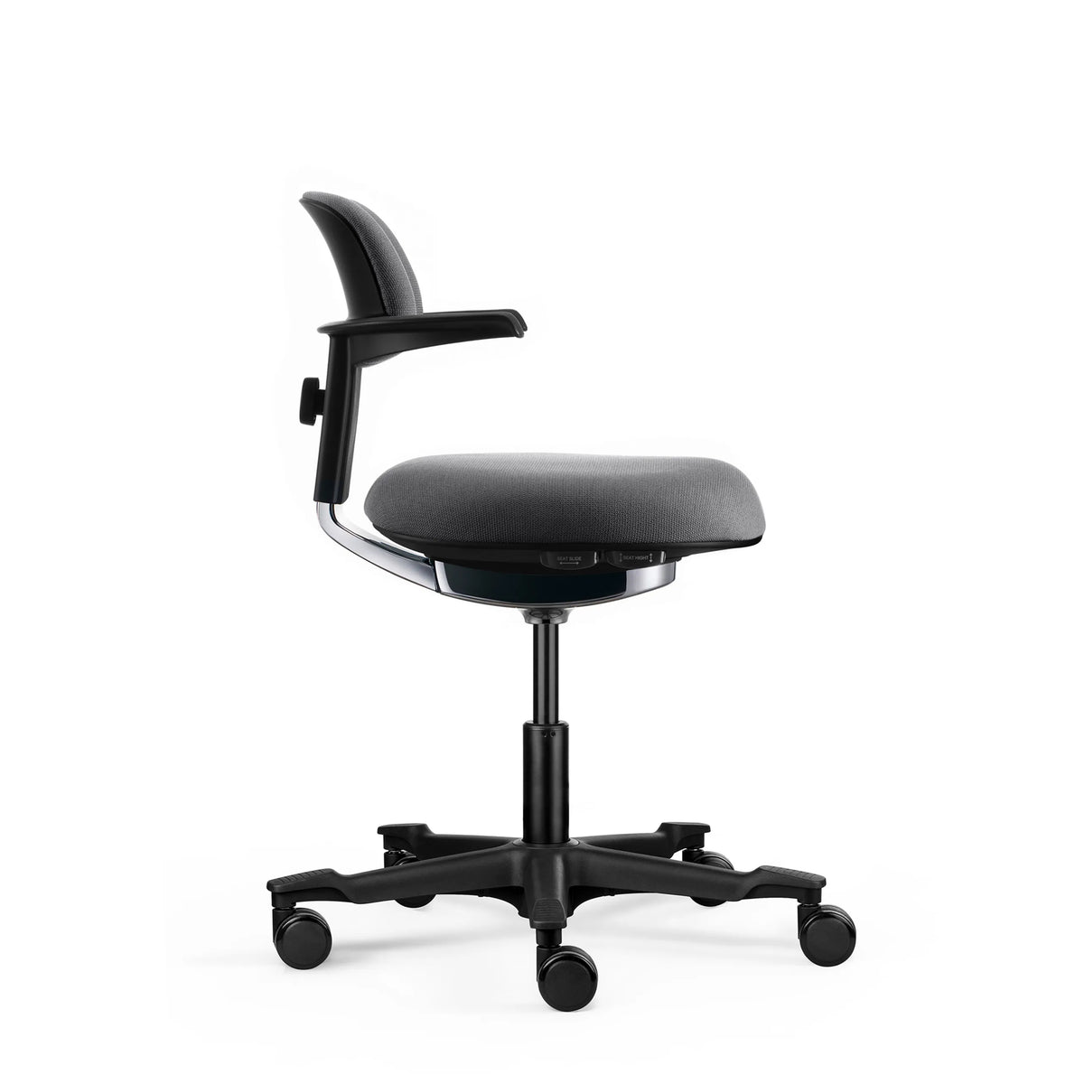 Dunkelgrauer Arbeitsstuhl WORK 40 mit Armlehnen und fünf Rollen vor weißem Hintergrund von hjh OFFICE