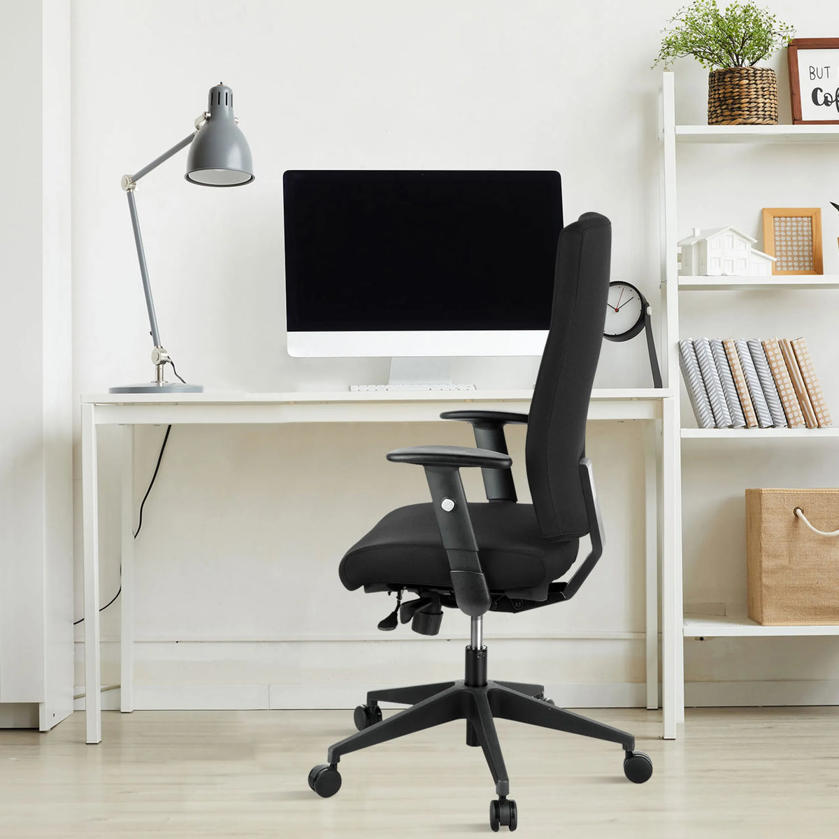 Sedia da ufficio professionale PRO-TEC 300 nera con braccioli e rotelle a una scrivania bianca di hjh OFFICE