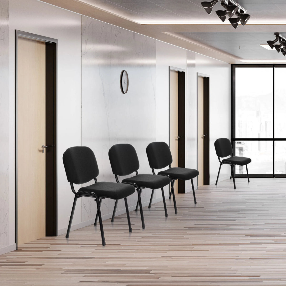 Sedia a quattro gambe XT 600 SW in nero con struttura semplice in un corridoio di hjh OFFICE