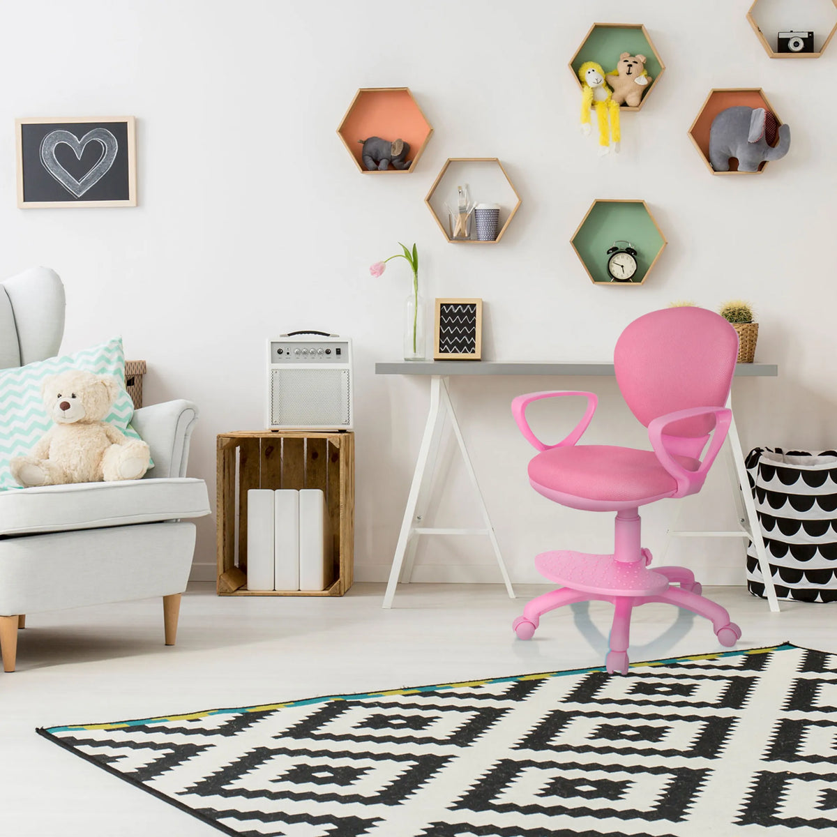 Sedia girevole per bambini KID COLOUR rosa con braccioli e rotelle in una cameretta di hjh OFFICE