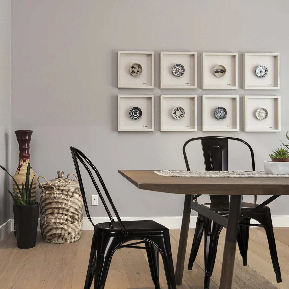 Sedie bistro VANTAGGIO COMFORT in metallo nero a un tavolo in legno di hjh OFFICE