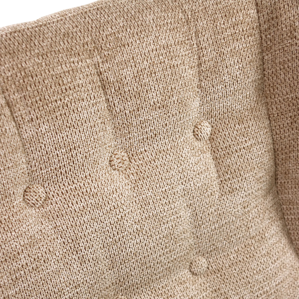 Tessuto intrecciato beige con bottoni della poltrona imbottita HAVENIO di hjh LIVING