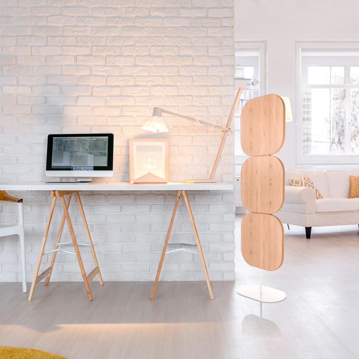Parete divisoria beige FLEXMIUT W con tre elementi arrotondati su una base bianca di hjh OFFICE