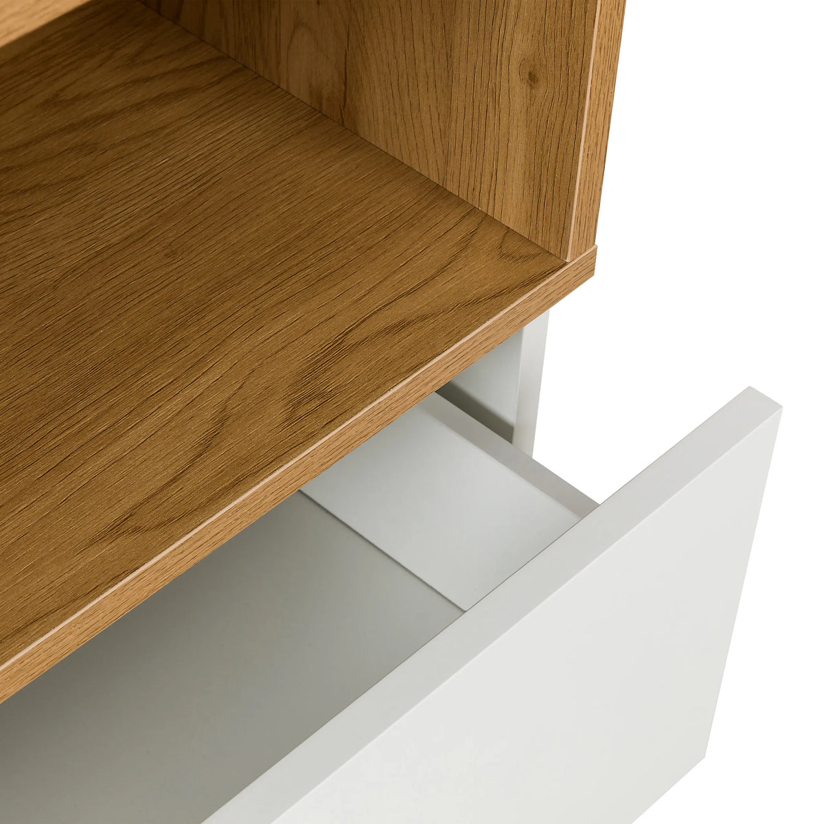 Cassetto bianco estratto sotto un ripiano effetto rovere della Cassettiera MELMO K di hjh LIVING