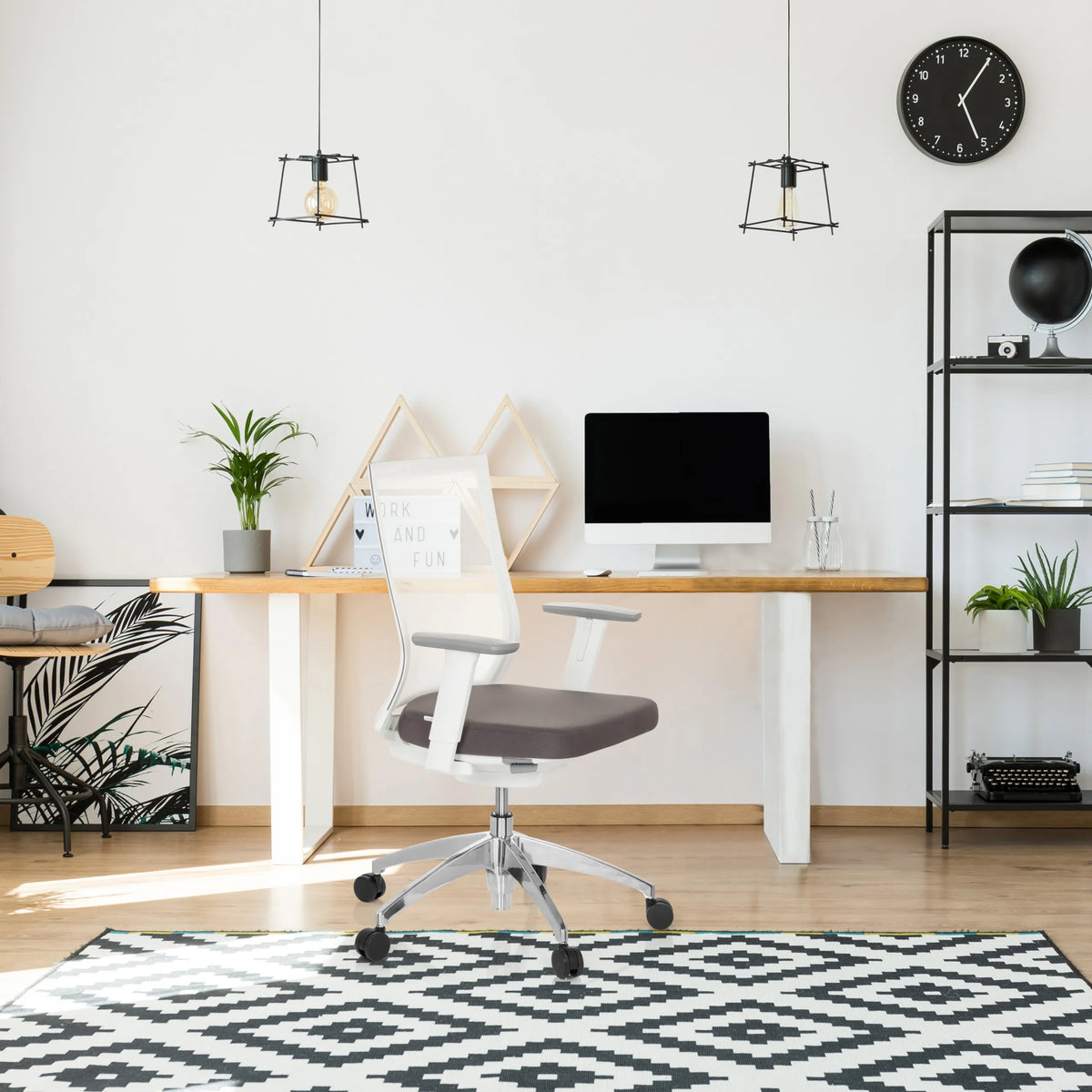 Sedia da ufficio professionale ASPEN WHITE in grigio e bianco con schienale e braccioli bianchi di hjh OFFICE