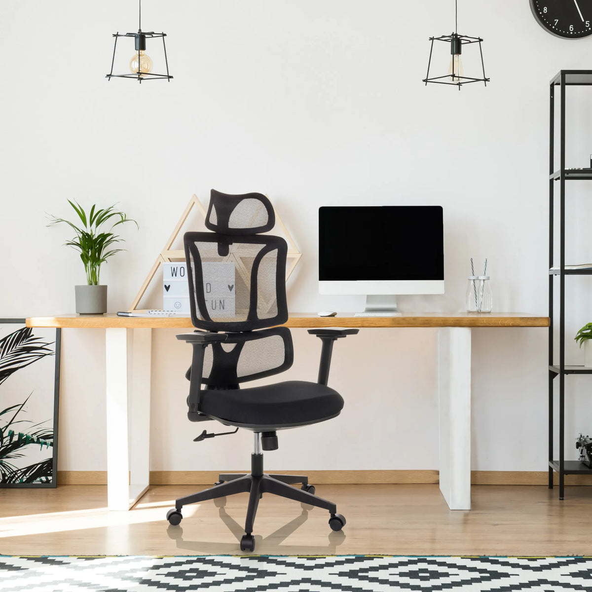 Sedia Home Office ERGOMY con schienale in rete e telaio nero di MyBuero