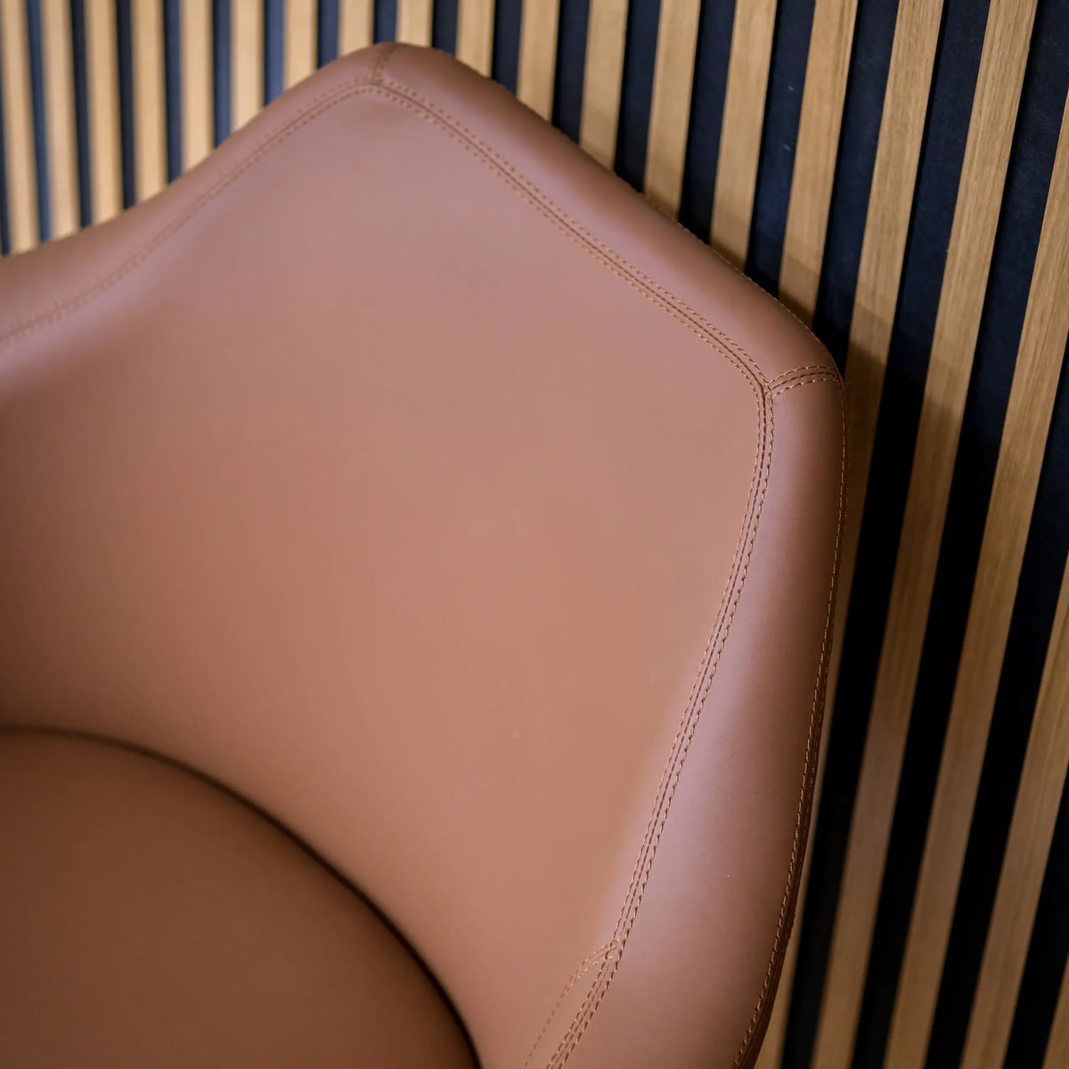 Rivestimento in pelle marrone dello schienale della poltrona lounge ARTEMIA con cuciture visibili di hjh OFFICE