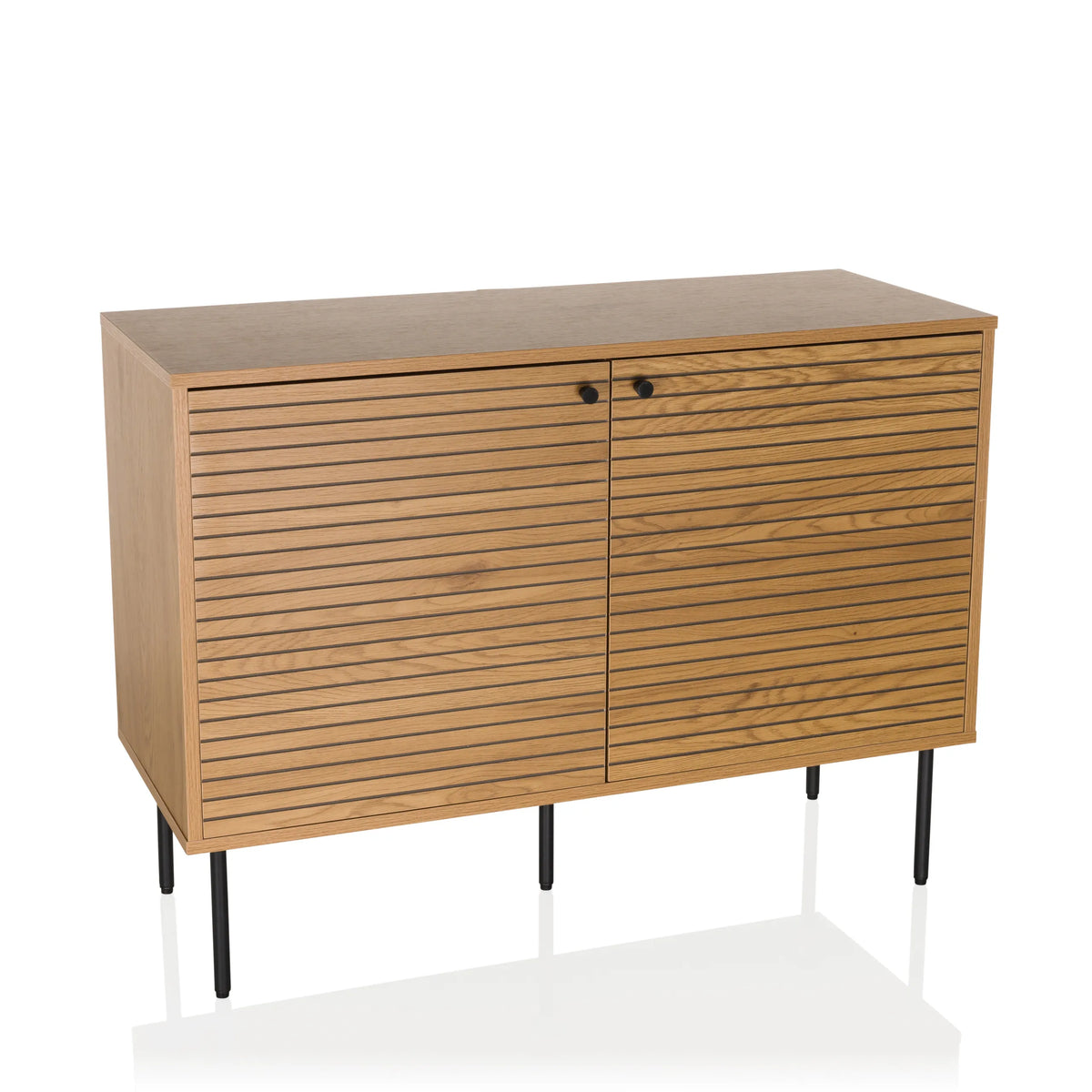 Sideboard LINNO S in Eiche mit geriffelten Fronten und schwarzen Metallfüßen von hjh LIVING – 360-Grad-Ansicht (Frontansicht 15°)